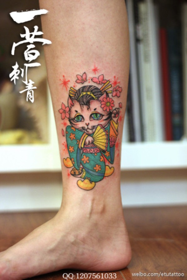 女生小腿可爱潮流的招财猫纹身图案