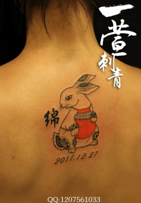 女生后背可爱的小兔子纹身图案
