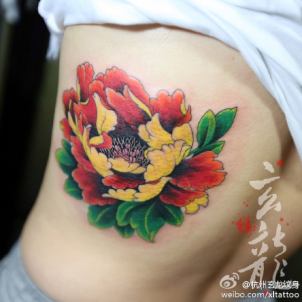 女生侧腰漂亮流行的牡丹花纹身图案