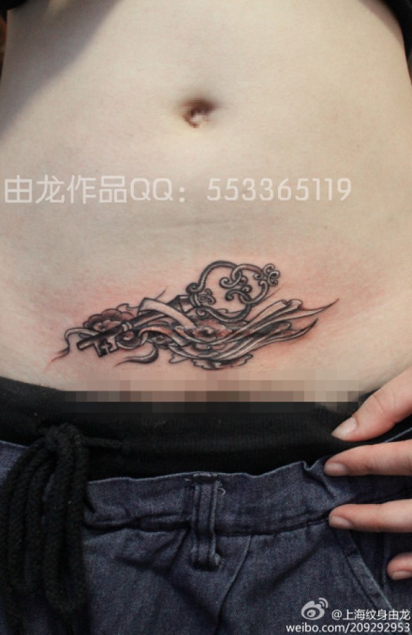 女生腹部唯美潮流的钥匙纹身图案