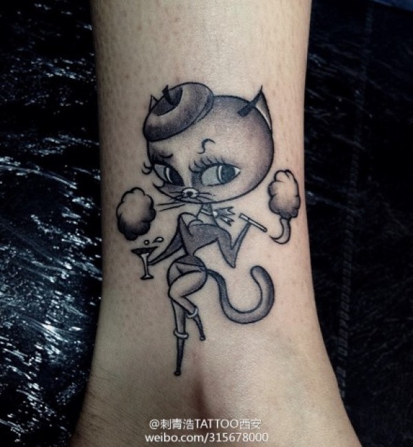 女生腿部一款可爱的抽烟的猫咪纹身图案