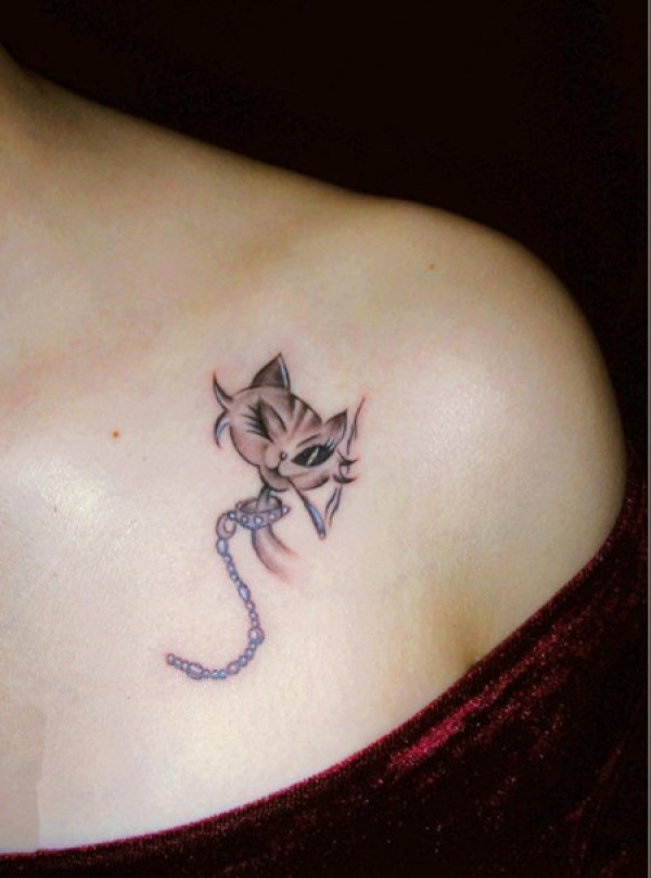 女生肩膀处可爱时尚的猫咪纹身图案