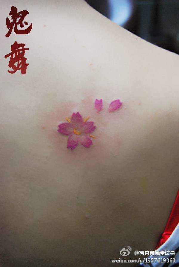 女生肩背小巧潮流的小樱花纹身图案