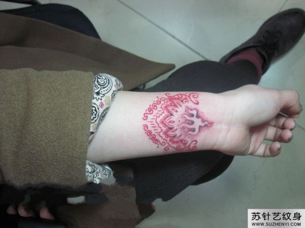 红色点缀图腾纹身图