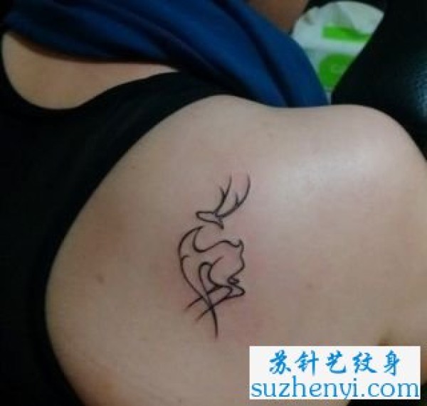 肩背图腾小鹿纹身