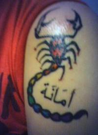 肩部的蝎子纹身和阿拉伯文字