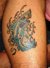 鲨鱼纹身和兰色浪花