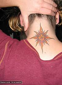 颈部橘色微笑的太阳神图腾纹身