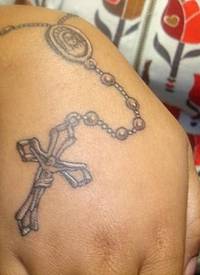 手腕上的十字架手链纹身