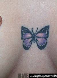 纹在乳沟的蝴蝶纹身