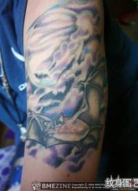 手臂上的肥蝙蝠纹身