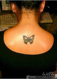 美女后背的金色蝴蝶纹身