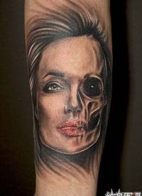 安吉丽娜朱莉肖像纹身,毁了半张脸