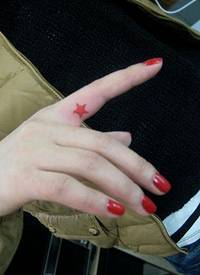食指红色五角星纹身图案