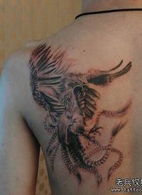 背部一张神兽朱雀纹身图案