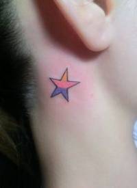 女孩子脖子彩色五角星纹身图案