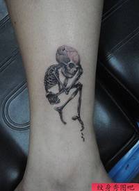 女生腿部唯美经典的骷髅纹身图案