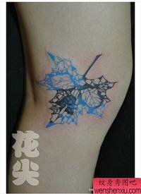 女生腿部超酷的枫叶骷髅纹身图案