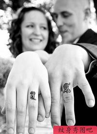 一对恩爱的手指情侣英文字母纹身图案作品图片展示