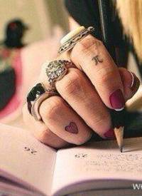 一张手指爱心字母纹身图案