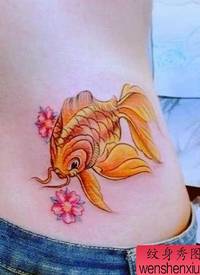 一张女性腰部彩色金鱼纹身图案