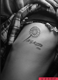 一张侧腰向日葵纹身图案