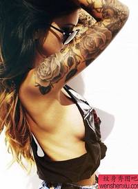 一张女性花臂纹身图案
