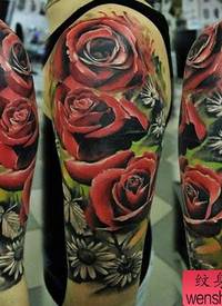 一张胳膊彩色玫瑰花纹身图案