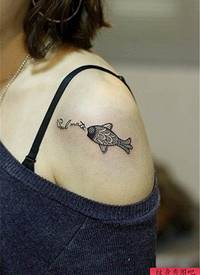 纹身图吧分享一张女性肩背鱼纹身图案