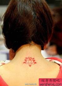 纹身图吧分享一张女性颈部莲花文身作品