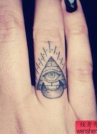纹身图吧分享一张手指上帝之眼文身作品