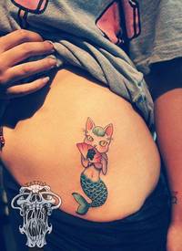 女性腹部彩色美猫鱼人文身作品由纹身图吧分享