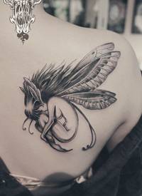 纹身图吧分享一张女性背部小精灵文身作品