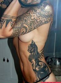 纹身图吧分享一张侧腰tattoo girl猫咪文身作品