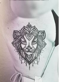 纹身图吧分享一张女性侧腰狮子文身作品