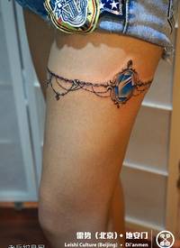 女性腿部腿链宝石文身作品由文身分享