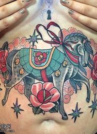 女性腹部彩色马文身作品由纹身图吧分享