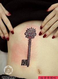 女性腹部钥匙文身作品由纹身图吧分享