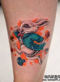 女生腿部一款卡通兔子纹身图案