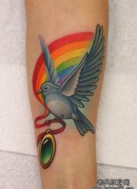 手臂漂亮的彩色小鸟与彩虹纹身图案