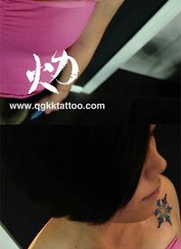 女生肩膀处漂亮的彩色雪花纹身图案