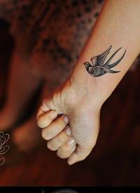 一款手腕燕子纹身图案