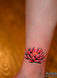 一款女生手腕彩色莲花纹身图案