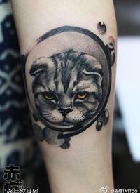 手臂猫咪文身作品由纹身图吧分享