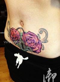 女生腹部彩色玫瑰花纹身图案
