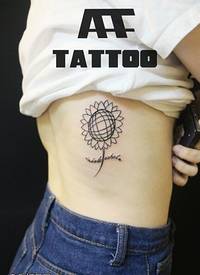 女生侧腰向日葵纹身图案由纹身图吧提供