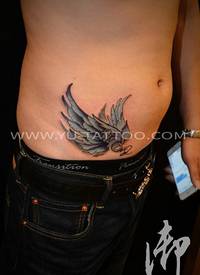 腹部彩色翅膀纹身图案