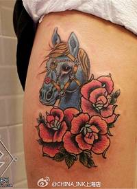 女生腿部彩色马玫瑰花纹身图案