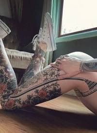 女生的翘臀大花腿纹身图案