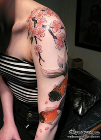 手臂樱花金鱼纹身图案